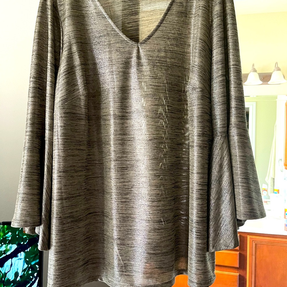 Valerie Stevens Gold Metallic Blouse
Classy
Never worn